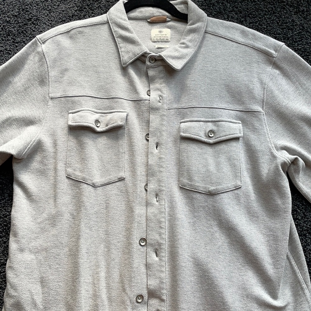 Medium weight casual long sleeve button down.